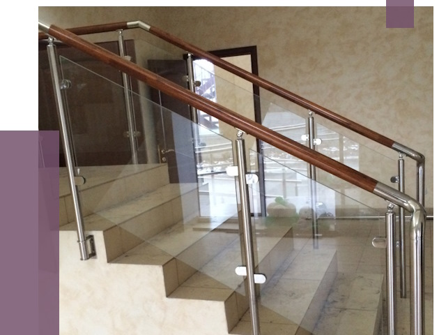 Комбинированные перила из металла и дерева в Нурлате