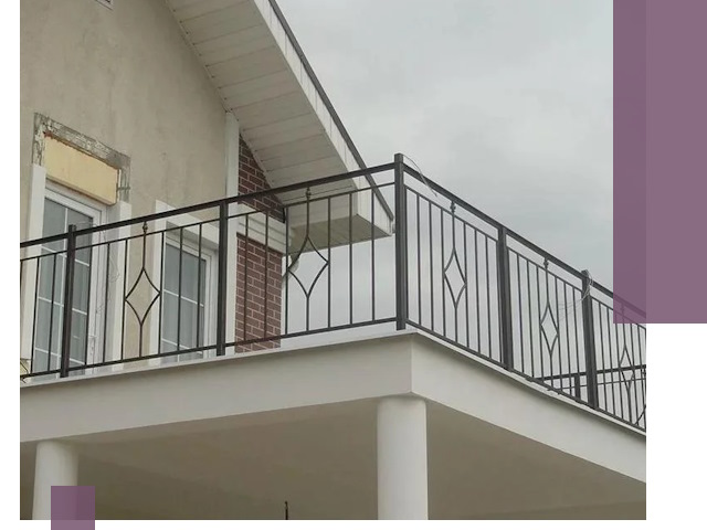 Изготовление балконных ограждений в Нурлате из металла и стекла